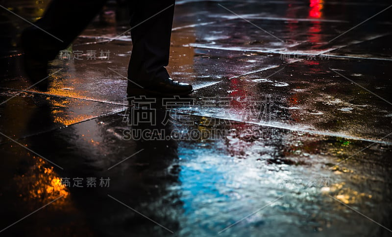 雨后的纽约街道，在潮湿的柏油路上反射