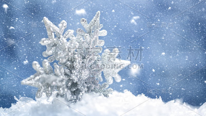 美丽假日的横幅上挂着雪花和美丽的散景