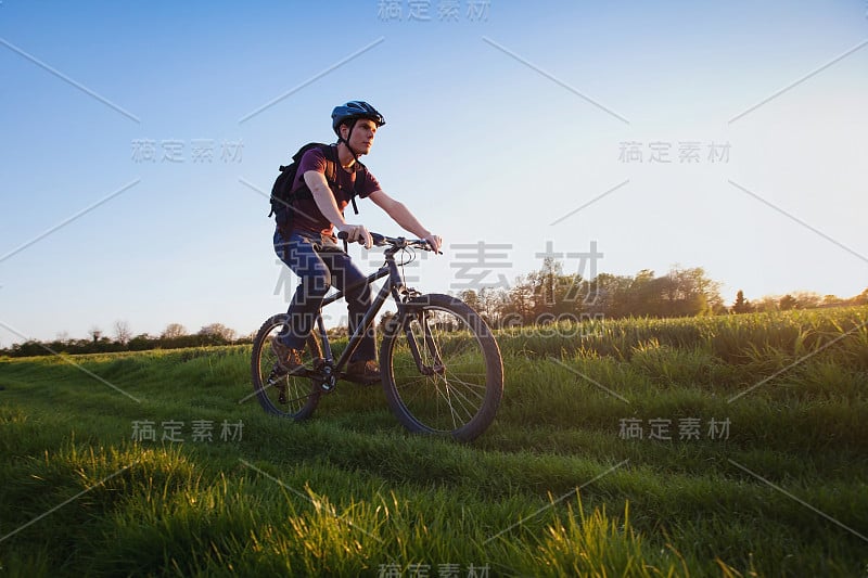 户外运动，在大自然中骑自行车