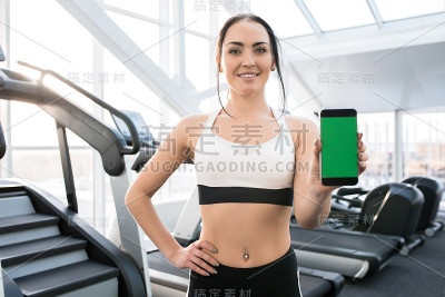 女性展示健身应用