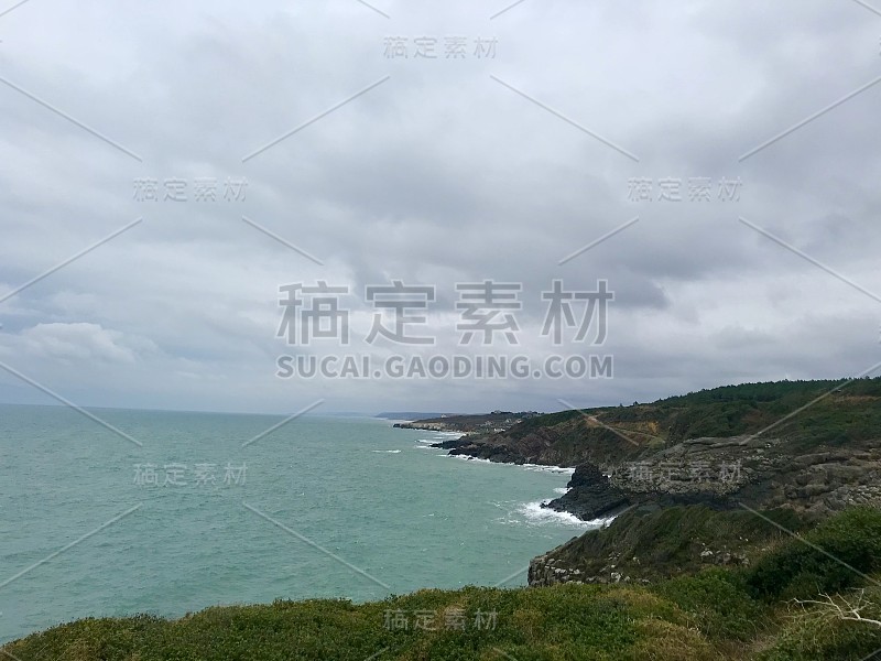 海浪冲击着岩石，在黑海沿岸创造了壮丽的景色