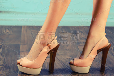 穿着粉红色高跟鞋的女人