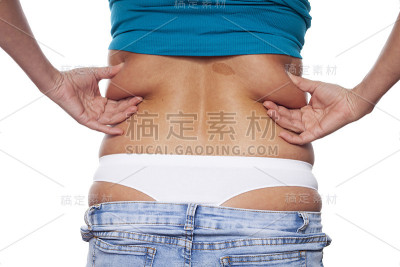 胖女人手牵着肚子上过多的脂肪。保健和女性饮食生活理念，以减少腹部和塑造健康的腹部肌肉。