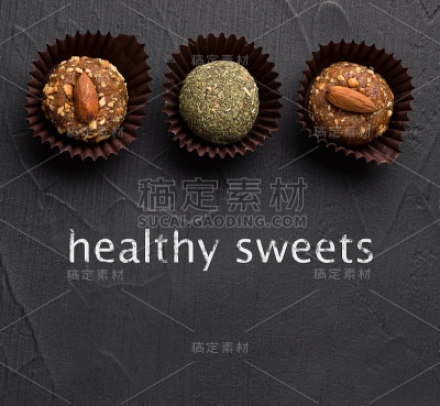 不同种类的干果糖果能量球在黑色的背景