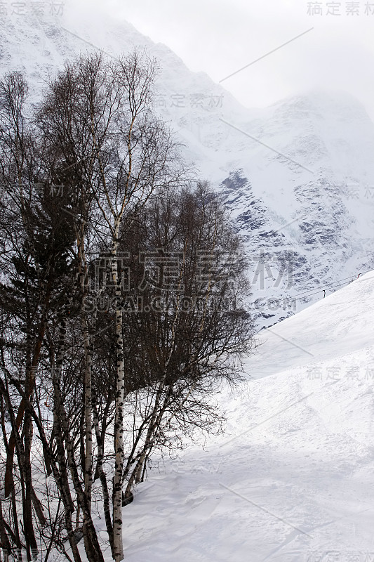 厄尔布鲁斯山的景色