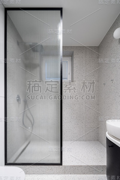 现代浴室与水磨石风格瓷砖