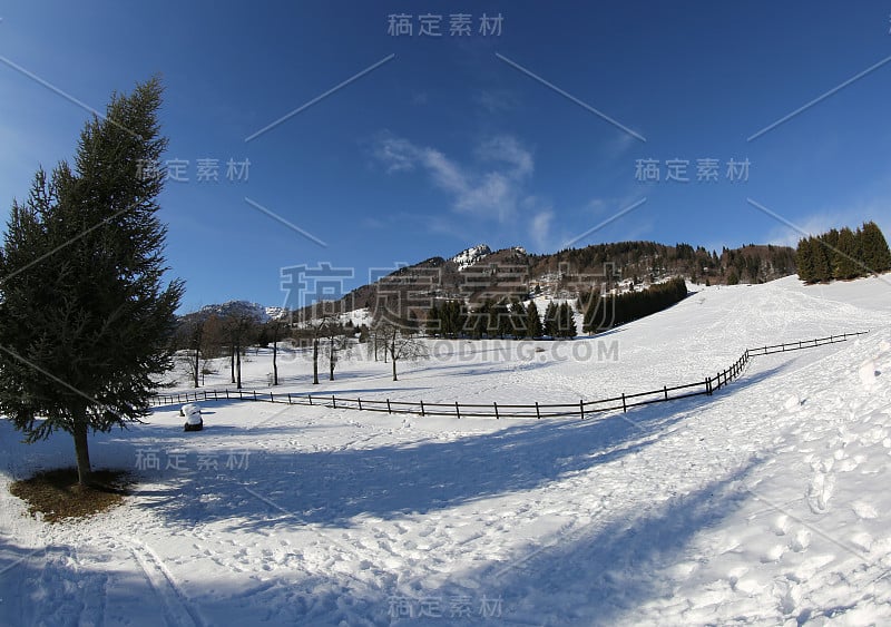 冬天白雪覆盖的群山