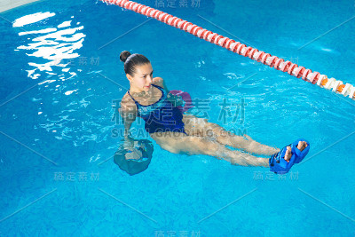 年轻女子在室内游泳池做水中有氧运动，运动概念