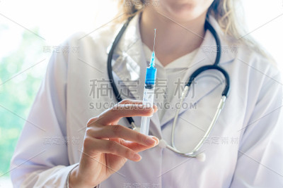 女医生用注射器注射疫苗