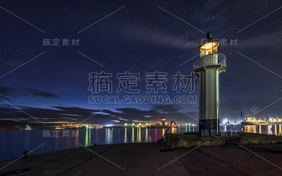 瓦尔纳海港的灯塔