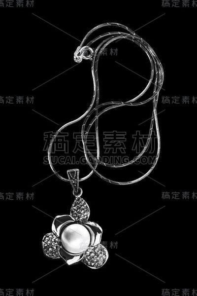 项链在黑色