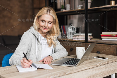 女人用笔记本做笔记