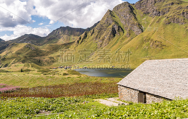 瑞士皮奥拉山谷的高山景观卡达格诺湖