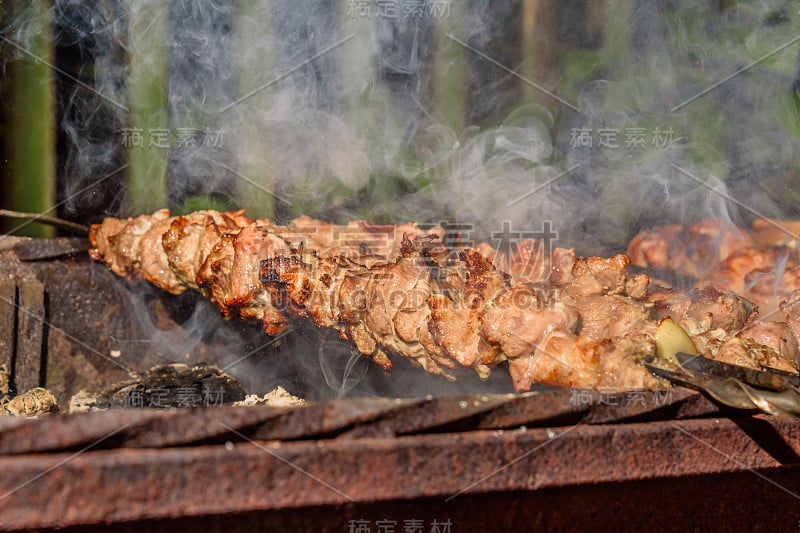 烤肉串或烤肉串