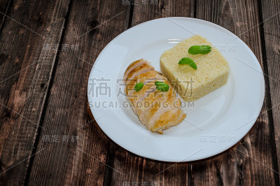 烤鸡胸肉配蒸粗麦粉和罗勒