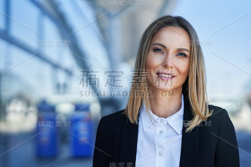 机场成年女性乘客