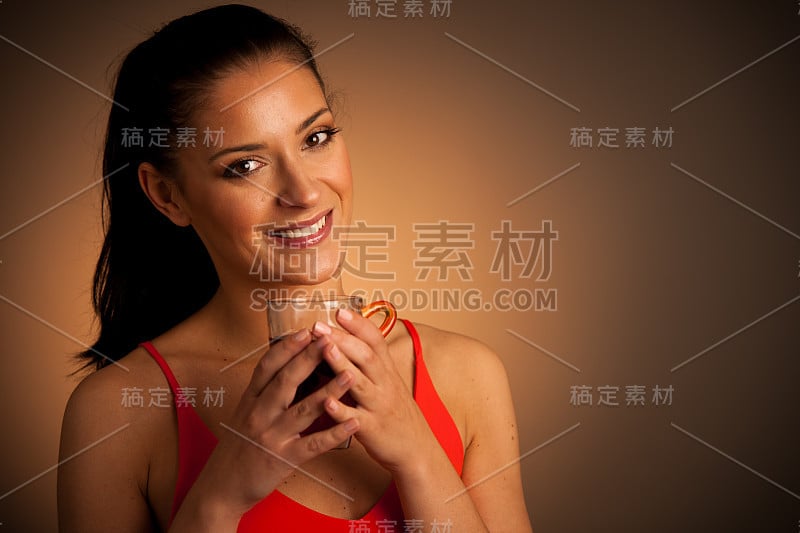 一个正在喝茶的漂亮女人的画室肖像