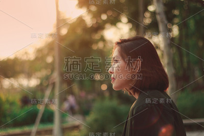 女人坐着看着