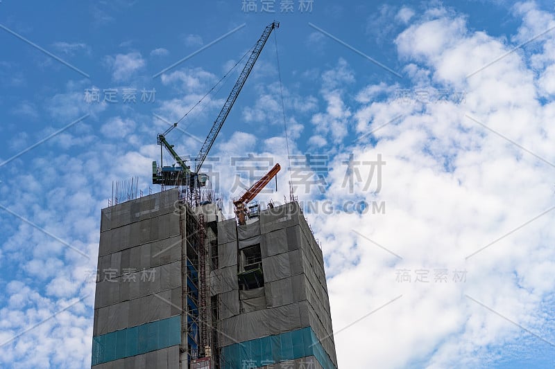 高层建筑的发展。摩天大楼建设。蓝天上的鹤