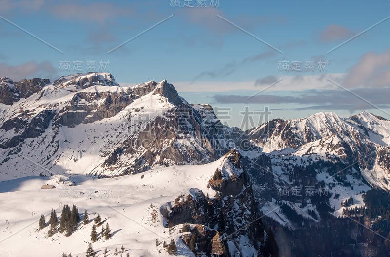 美丽的瑞士阿尔卑斯山雪山全景。