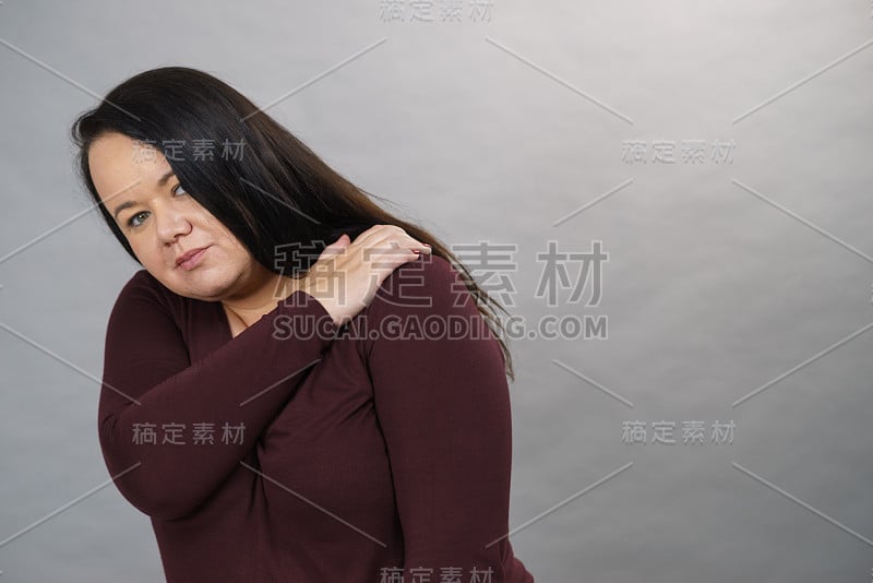 肩膀疼痛的女人