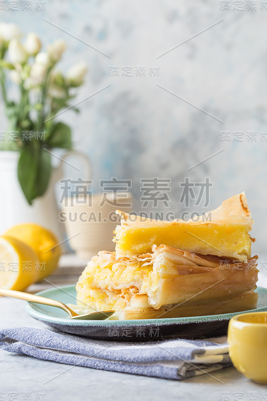 在平底锅中与糖浆一起烘焙的希腊传统甜点“Galaktoboureko“或bougatsa。特写镜头