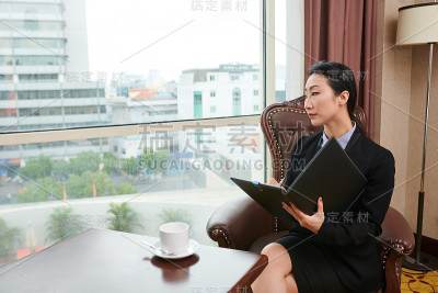 商人签署文件