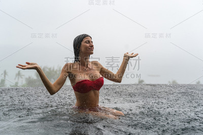 Slim坐在水里放松的年轻女士