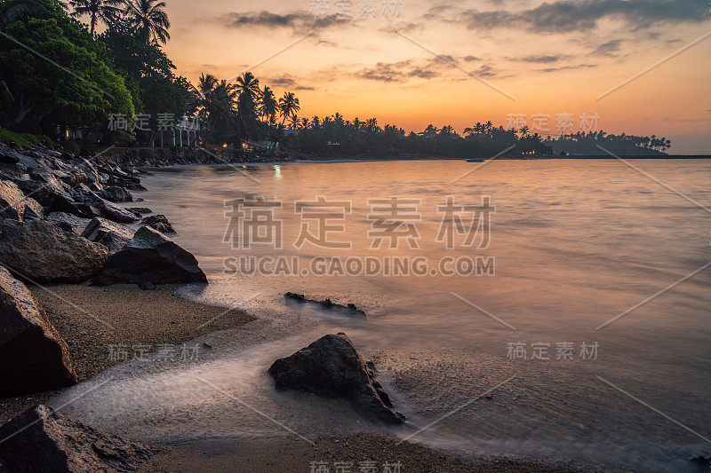 夏天美丽的海景，来自斯里兰卡的米瑞萨-粉红色的天空在日落，温暖的海