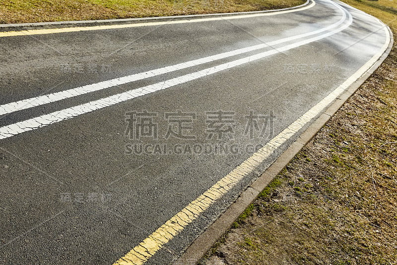 黄色和白色的柏油路