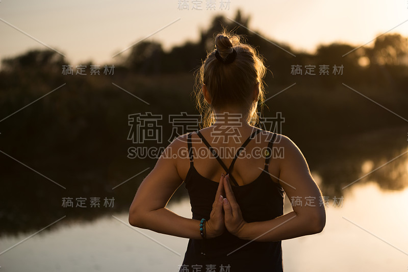 女人做瑜伽