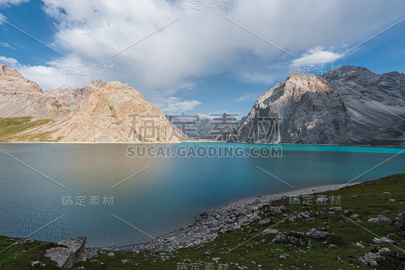 雄伟的中国雪山。令人惊叹的中国自然景观。美丽的湖景。