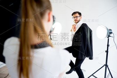 专业摄影师在工作室工作