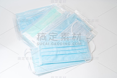 带橡胶耳带的外科口罩。典型的三层外科口罩，用以覆盖口鼻。防止细菌滋生。保护的概念。
