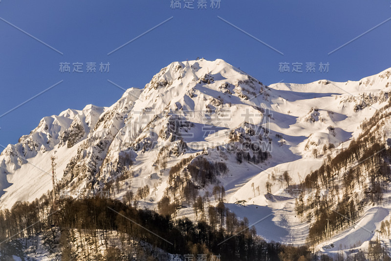 罗莎库塔滑雪场的山景和滑雪坡道。