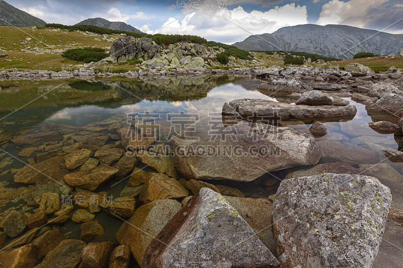 夏季山景秀丽，有冰川湖和雨云