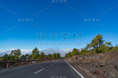 在西班牙加那利的特内里费岛泰德火山上开车
