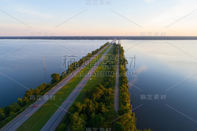 空中湖在黄昏与公路