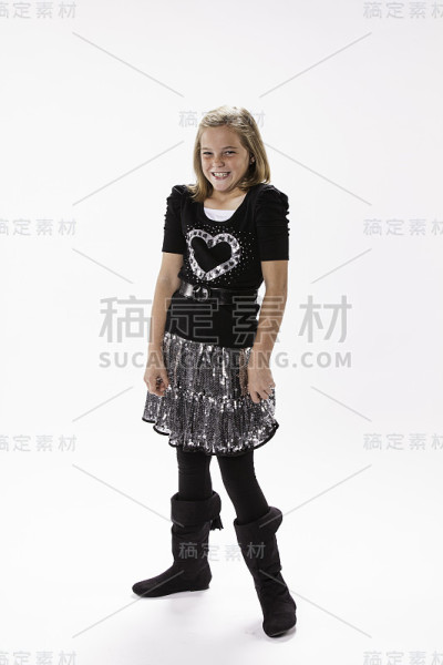 10岁的女孩咯咯笑着