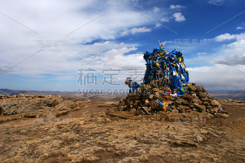 蒙古国奥尔坎爱省托夫孔庙中戴着神圣丝巾的乌乌族。联合国教科文组织世界遗产。