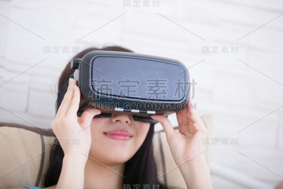 女性使用VR眼镜