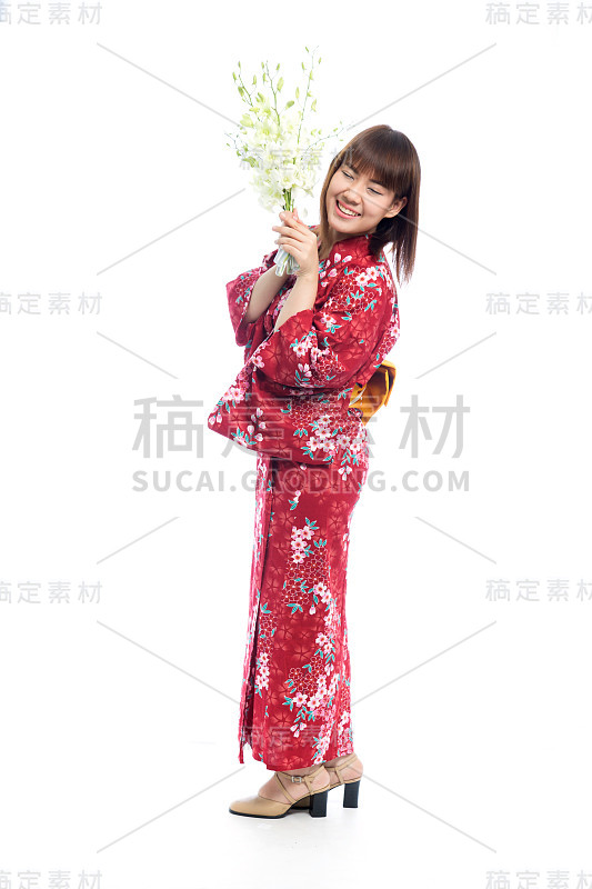 迷人的亚洲女人穿着和服与兰花花在白色的背景。