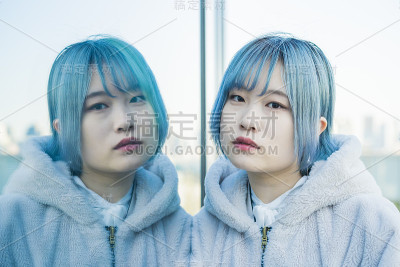 年轻女人和她的倒影