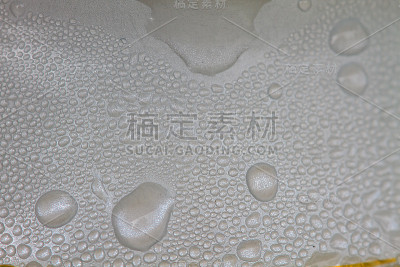 铝罐上的水滴