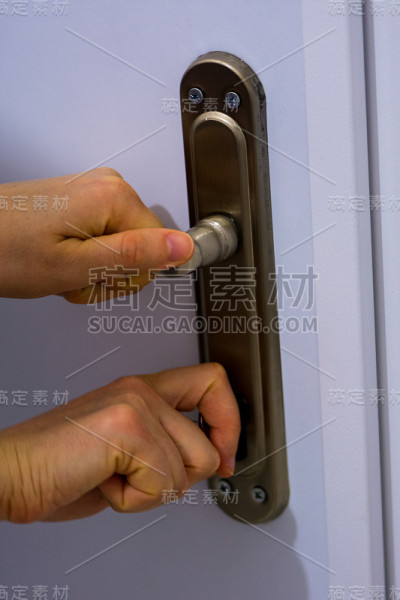 女人锁着门