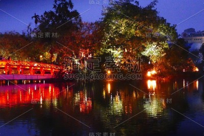 夜光橘色的桥在芽庄的水面上倒映