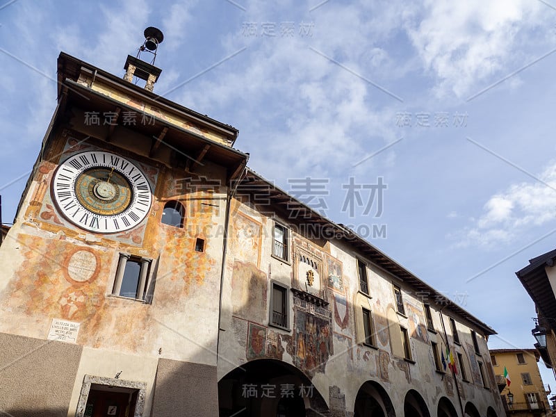 Clusone,意大利贝加莫。天文钟或行星钟以及市政厅的正面。这个城市的著名景点。大约四百年来，它每