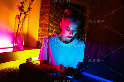在霓虹灯照耀下的漂亮年轻女子的电影肖像