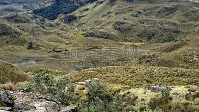 山谷中的山脉