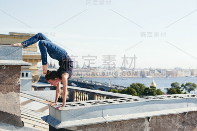 在市中心的屋顶上，一名年轻女子在做瑜伽